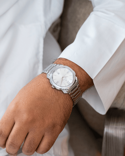 ساعة استيل باللون الفضي