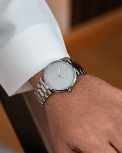 ساعة النخبة باللون الفضي رصاصي