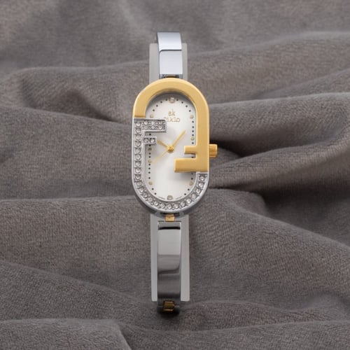 ساعة نسائية باللون الفضي والذهبي