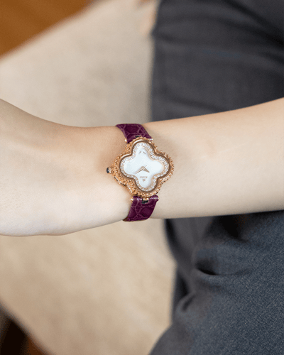 ساعة جلد بلونها البنفسجي