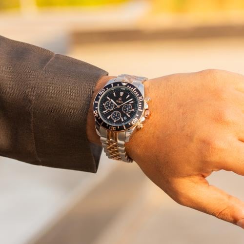 ساعة رجالية استيل باللون النحاسي والفضي واطار اسود