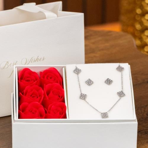 تعزفي على أوتار الأنوثة والجمال