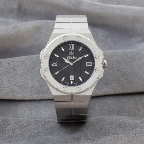 ساعة الفولاذ باللون الفضي