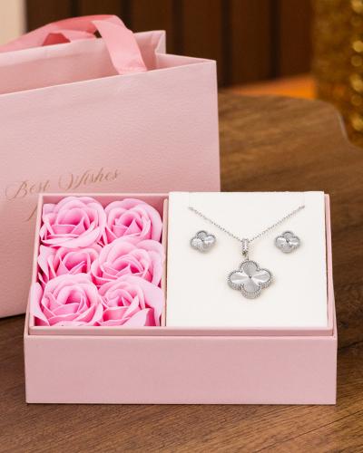 طقم يفيض بلمسات من البهجة والحنين