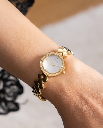 ساعة تضيف لمسة فخامة لأي إطلالة