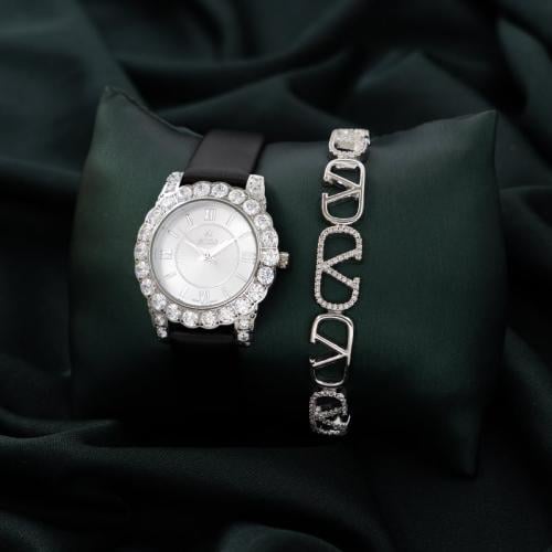 ساعة وإسواره ملفته جلد اسود