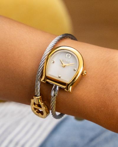 ساعة فاخرة بتصميم مبتكر باللون المكس الأبيض