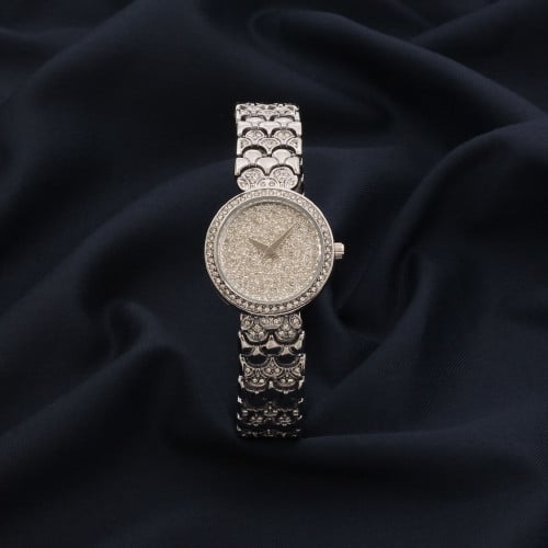 ساعة نسائية باللون الفضي