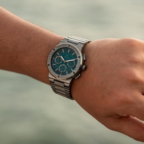 ساعة ستيل باللون الرصاصي