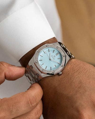 ساعة رجالية بسير ستيل باللون الفضي تيفاني