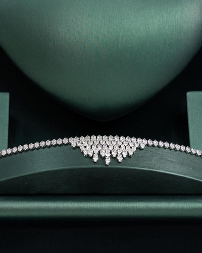 طقم بفصوص الزركون المتلألئة كقطرات ضوء باللون الفض...