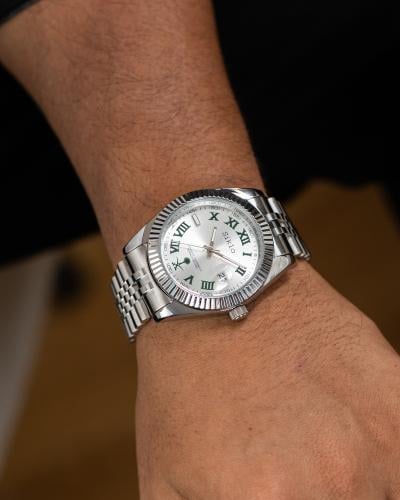 الساعة العملية التي تناسب كل الأوقات باللون الفضي