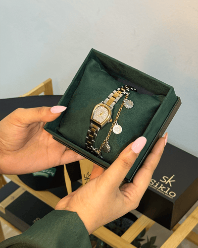 ساعة بتصميم مبتكر باللون المكس ميناء فضي