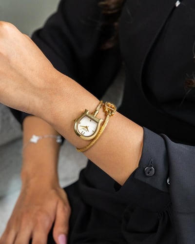 ساعة فاخرة بتصميم مبتكر باللون الذهبي