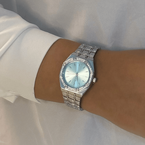 ساعة نسائية باللون الفضي