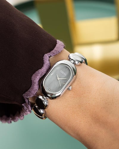 ساعة فنية تعبر عن الذوق باللون الفضي ميناء رصاصي