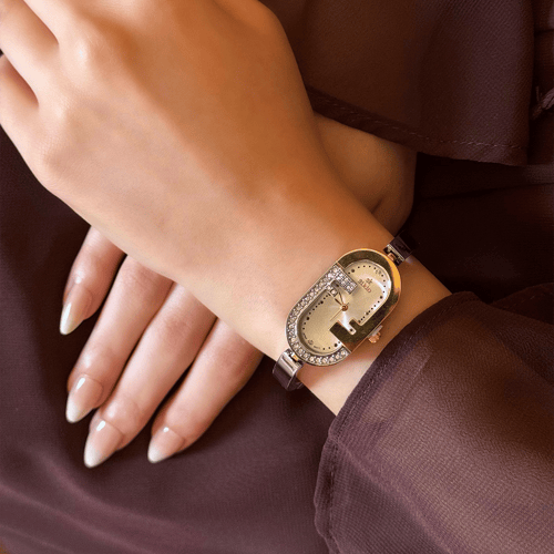 ساعة نسائية باللون الفضي والذهبي