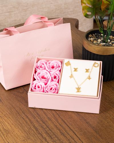 طقم بتصميم رفيع وانسيابي يُبرز جمال العنق