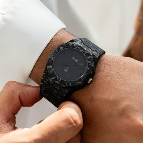 ساعة كربون باللون الاسود