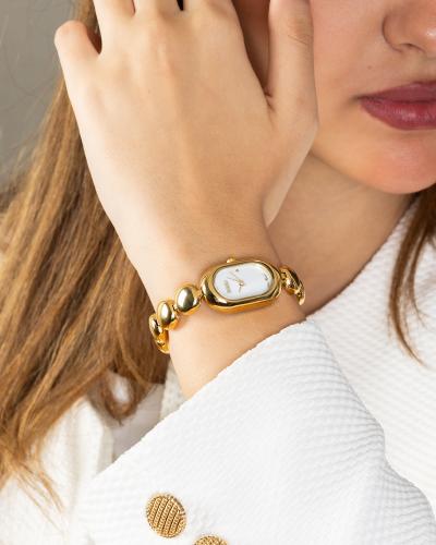 ساعة فنية تعبر عن الذوق باللون الذهبي ميناء ابيض