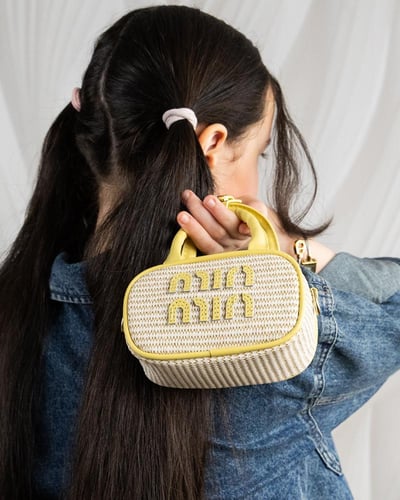 تصميم أنيق يواكب أحدث صيحات الموضة لطفلتك بحجم مين...