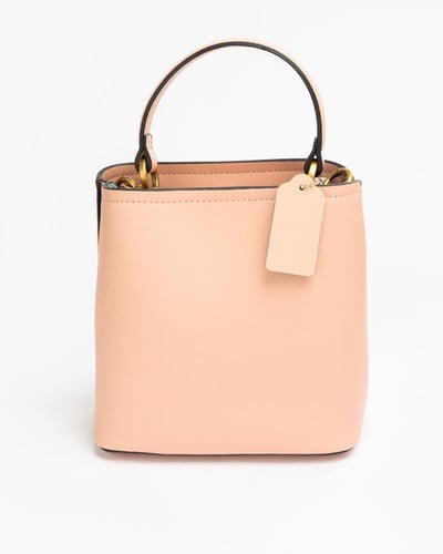 شنطة باللون الوردي حجم صغير