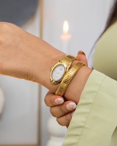 ساعة فاخرة بتصميم أنثوي راقٍ ذهبي