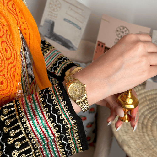 ساعة نسائية باللون الذهبي ميناء ذهبي