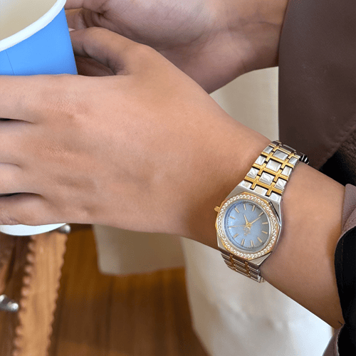 ساعة نسائية باللون المكس