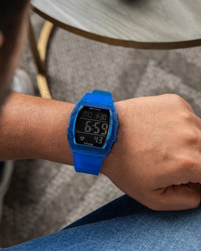 ساعة رقمية ذات تصميم عصري ورياضي ازرق
