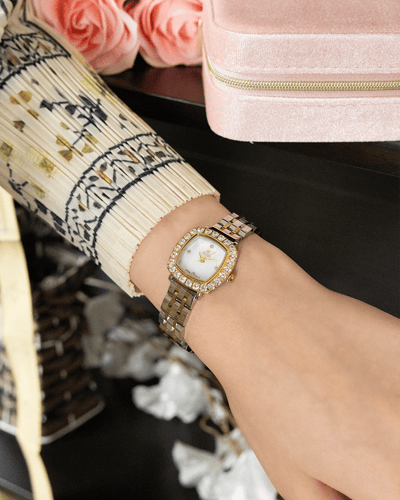 ساعة نسائية باللون المكس