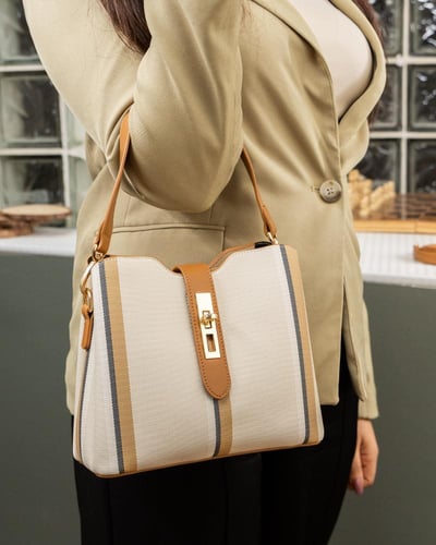 شنطة حجم وسط تصميم ناعم باللون البيج