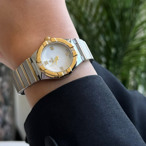 ساعة لامعة باللون المكس