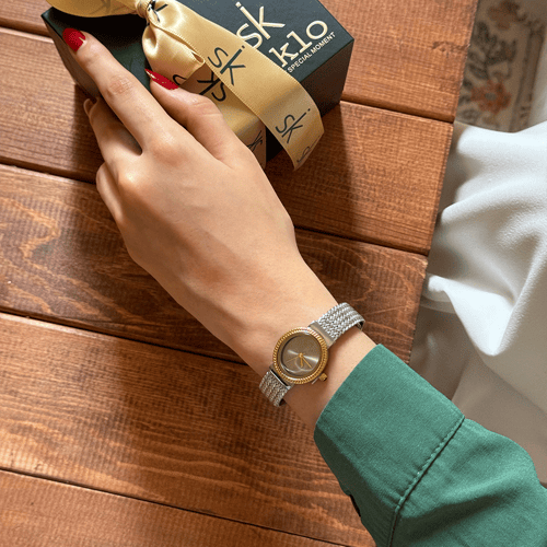 ساعة نسائية باللون المكس