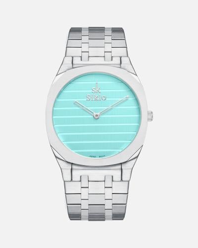 ساعة كتحفة هندسية باللون الفضي