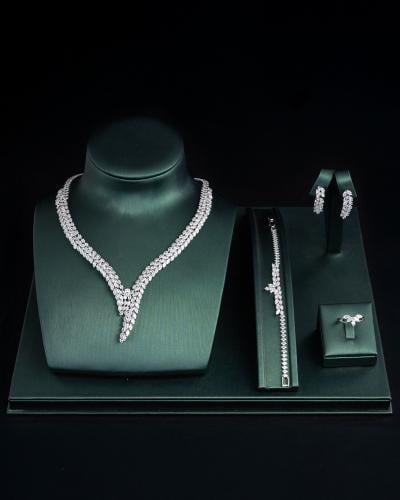 يتحلى هذا الطقم الخلاب بآلية مبتكرة من الاحجار الا...