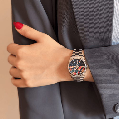 ساعة التميز باللون الفضي