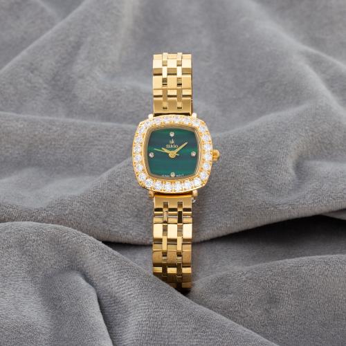 ساعة نسائية باللون الذهبي