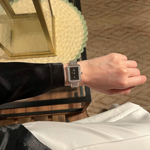 ساعة نسائية باللون الفضي