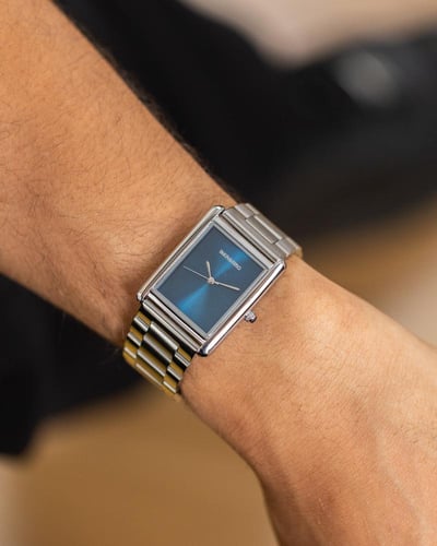 ساعة بتصميم للأناقة والهيبة باللون الفضي ميناء كحل...