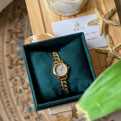 ساعة باللون الذهبي ميناء رصاصي