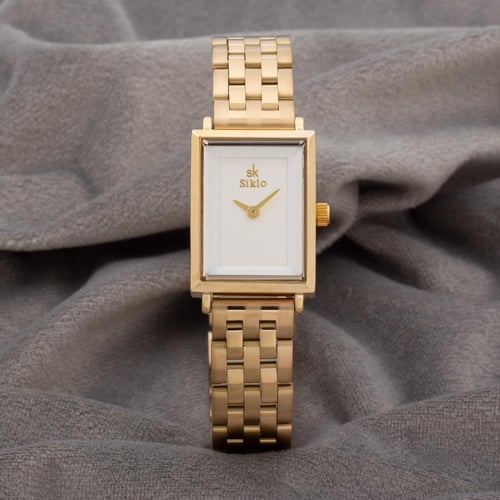 ساعة نسائية باللون الذهبي