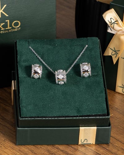 طقم مع لمسة عصرية تضيف لرونق إطلالتك