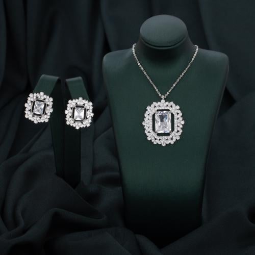 طقم ناعم يشمل قلادة أنيقة و زوجًا متحفظًا من الحلق