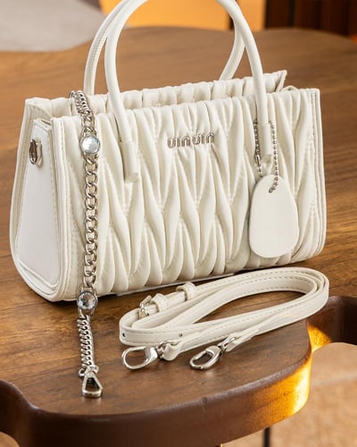 شنطة بلون الابيض حجم صغير