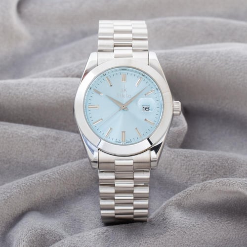 كل رجل عصري يهتم بتفاصيل إطلالته وتفرده لحضور ملفت...