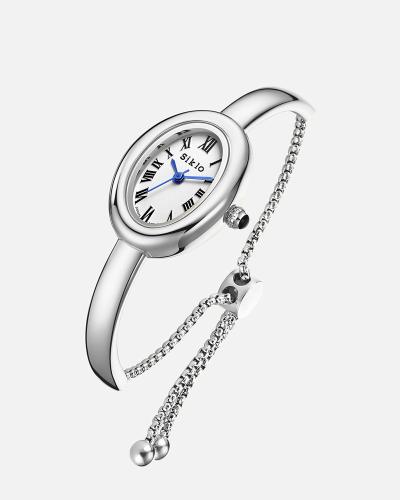 ساعة أنيقة بتصميم انسيابي فاخر باللون الفضي