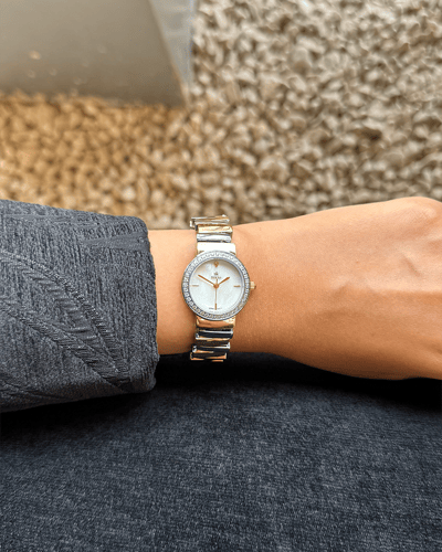 ساعة باللون المكس الابيض