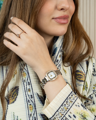 ساعة نسائية باللون المكس