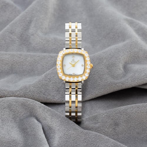 ساعة نسائية باللون المكس